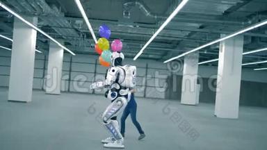 带着气球在机器人附近跑的女孩，关门。
